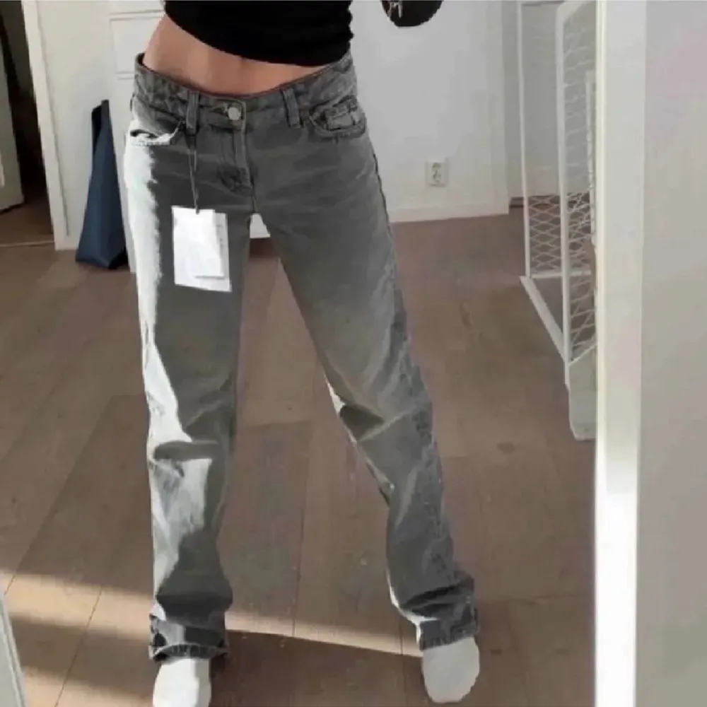 Säljer dessa populära ljusgråa low waist jeansen från Zara i storlek 38. (Första bilden är lånad). Jag är 160cm lång och jeansen är kortade så att dem passar min längd. Frakt tillkommer!✨🌈. Jeans & Byxor.