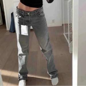 Säljer dessa populära ljusgråa low waist jeansen från Zara i storlek 38. (Första bilden är lånad). Jag är 160cm lång och jeansen är kortade så att dem passar min längd. Frakt tillkommer!✨🌈