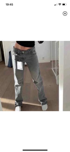 Säljer dessa populära ljusgråa low waist jeansen från Zara i storlek 38. (Första bilden är lånad). Jag är 160cm lång och jeansen är kortade så att dem passar min längd. Frakt tillkommer!✨🌈