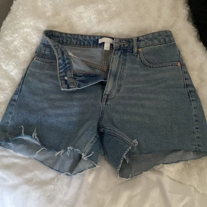 Jeansshorts stl 36  - Så snygga shorts till sommaren från HM, storlek 36💙 frakten står köparen för📦