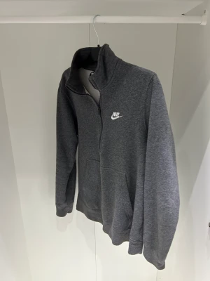 Nike tröja - Fleece tröja från Nike, väldigt mysig och skön perfekt inför vintern. Vuxit ur den dog inte hunnit använda den så mycket.