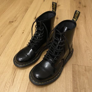 Dr. Martens - Dr. Martens 1460 black patent, använda fåtal gånger och i väldigt bra skick!