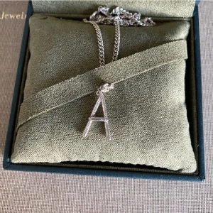 Maria nilsdotter halsband  - Söker detta halsband med bokstaven A