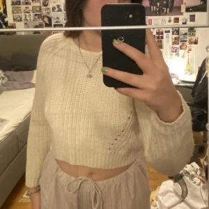 cute winter shirt - värmande & mysig tröja nu till vintertiden ❄️väldigt bra kvalité, går att styla på många olika sätt ^^  Säljer då den blivit för liten