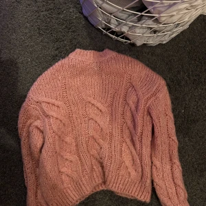 Stickad tröja  - Rosa tröja från Bershka. Säljer för att jag inte använder  den mer 