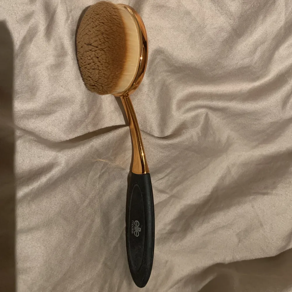 Hejj! Säljer denna super fantastiska sminborsten! Sånna smink borstar är speciellt framställde för att blanda ut fondation, likt en beauty blender fast detta blir mycket jämnare enligt mig. Har en likadan så därav säljs denna, i totalt nyskick!Nypris=180. Beauty.
