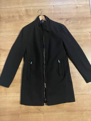 Säljer an oanvänd kappa för män i svart färg  Storlek M  Zara 