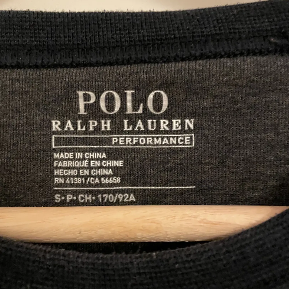 Polo Ralph Lauren sweatshirt/pullover i strl 170 vilket motsvarar S 💕inga hål eller liknande. Vid fler intressade buda gärna i kommentarerna . Hoodies.