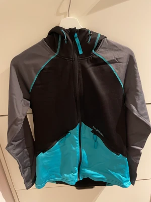 Funktionströja Bagheera  - Funktionströja Bagheera med huva och dragkedja. Storlek M. 