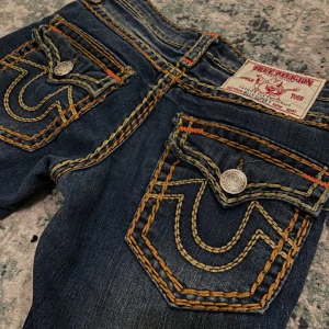 True Religion Jeans  - Lågmidjade jeans   Storlek 26/32  motsvara 72 cm I midjan och innebärds längden är 75 cm. Frakt är inkluderat! 