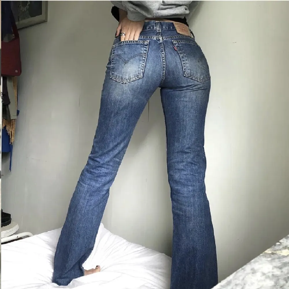 Levis 501 jag köpte här på plick, men de var tyvärr för stora för mig😭Därför säljer jag vidare. Bilder av förra ägaren (första bilden lånade hon av nån annan,  men de liknar de)💞jag är en Xs 167cm. Jeans & Byxor.