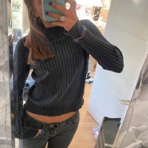 Stickad tröja  - Sjukt snygg mörkblå/grå tätsickad tröja från ICHI i storlek M 🌟 snygg passform och skönt material, fint skick! Köparen står för frakten, det är bara höra av sig vid intresse av fler bilder osv 💗