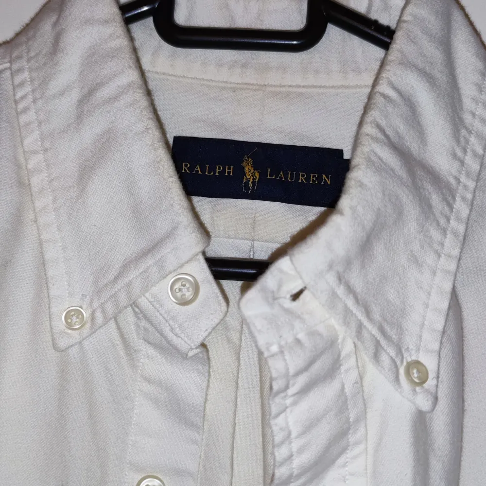 Hej, här är en jättefin Ralph Lauren skjorta i storlek L. 100% Orginal model: Oxford. Den flerfärgade loggan är den lyxigaste modellen. Nyskick, använd 1 gång.  Kostar 1300kr i butikerna.   . Skjortor.