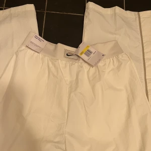 Nike Vintage Byxor - Intressekoll på Nike byxor med vintage stil köpte i USA för 100$ (motsvarande 1100kr) helt oanvända med prislappar kvar. Pris kan diskuteras! Dm för fler bilder