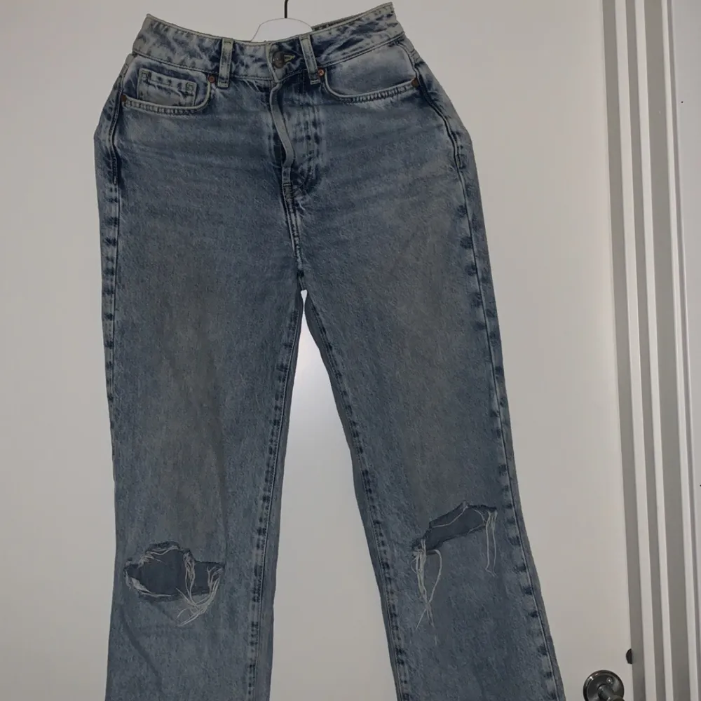 Säljer mina jeans ifrån bikbok i storlek 24 vilket motsvarar 32/34. Använda fåtal gånger. Nypris 600, mitt pris 200. Jeans & Byxor.