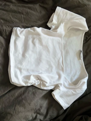 Zara topp storlek S  - Topp med ribbade detaljer från Zara. Använd fåtal gånger. Kan mötas upp i Stockholm / Norrköping eller fraktas! 