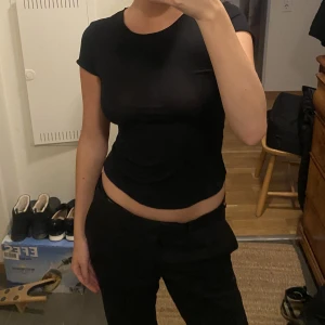 Figurformad tshirt - Jättesnygg T-shirt med tunnt material som formar sig efter kroppen från Zara GÄLLER INTE HALVA PRISET