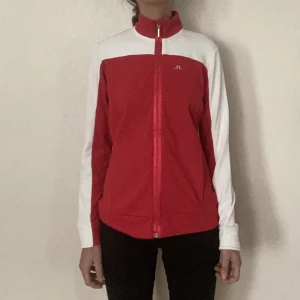 Sporthoodie  - Fräck hoodie från J. Lindberg. Sparsamt använd.