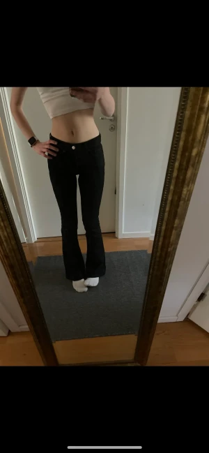 Zara jeans  - Lågmidjade svarta bootcut zara jeans. Om du ska köpa dom så får du stå för frakten.