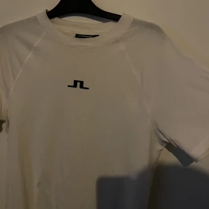 J Lindeberg  - Oversize t shirt från J Lindberg knappt använd skick 8/10