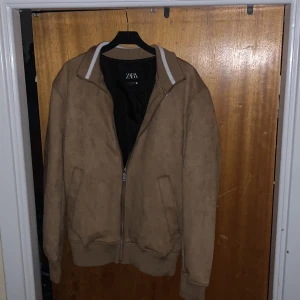 Zara jacka  - Skitsnygg jacka ifrån Zara i storlek s. Endast använd på promenaden hem från butiken. Säljer då den inte riktigt funkar med resten av min gaderob. Orginalpriset låg på 799kr. Priset går att diskutera vid smigig affär :)