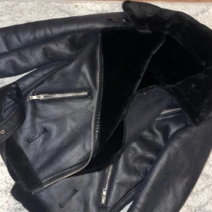 Höst jacka - Säljer denna jacka i storlek S för 250 kr.            Knappt använd. Fräsch höst jacka, väldigt skön och varm!💗