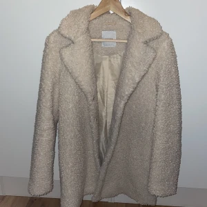 Jacka  - Jacka i fårull liknande material. 