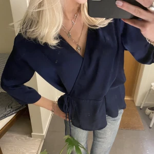 Blus - Såå fin mörkblå omlottblus, aldrig använd