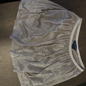 Ralph lauren kjol champagne glittrig - Säljer denna såå fina kjolen från ralph lauren💋Champagne glittrig, passar perfekt till nyår!! Storleken är L (12-14 år), men uppskattar att storleken är som xs-s❤️