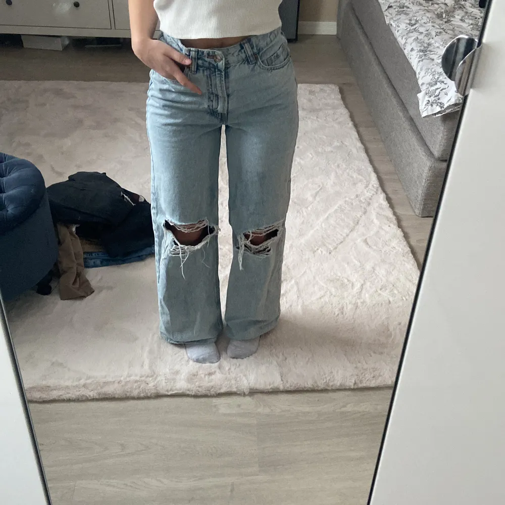 Säljer ett par jeans i storlek XS från H&M💓 dom är uppsydda så att dom passar min längd som är 157cm💗 skriv jätte gärna ifall ni har fler frågor! . Jeans & Byxor.