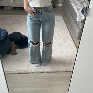 Jeans  - Säljer ett par jeans i storlek XS från H&M💓 dom är uppsydda så att dom passar min längd som är 157cm💗 skriv jätte gärna ifall ni har fler frågor! 