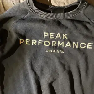 Basic men fin tröja från peak performance. Knappt använd. Storlek: xxs Färg: mörkblå Tar emot swish eller kan vi mötas upp⭐️⚡️