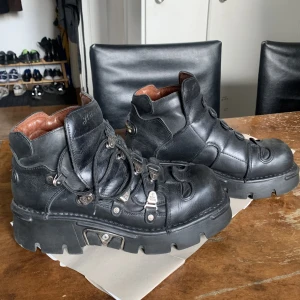 vintage New Rock boots  - knappt använda skor i gott skick. enda bristen är att loggan trillat av där bak! de är äkta men snörena har bytts ut. storlek 44 :) skriv till mig innan du köper (pris kan förhandlas)