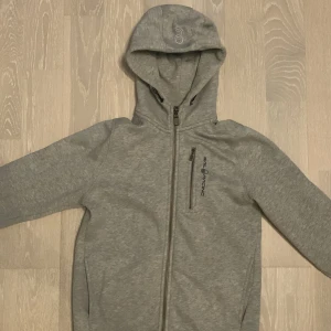 Sailracing kofta  - Denna Sailracing kofta är i mycket bra skick och har inga hål men jag vill sälja den på grund av att jag inte tycker den passar min klädstil längre. Jag har använt den cirka 4-3 gånger.