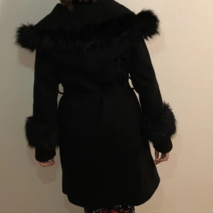 Standard - Säljer min jacka för bara 200 kr. Den är använd, men ser ut som nytt. 