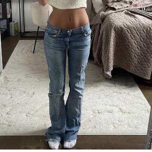 Eftertraktade super coola jeans i storlek 38 från Zara! Innerben ca 92 och midjemått ca 72💞 direkt pris 600
