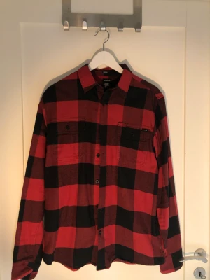 Dickies rutig skjorta - En dickies skjorta i nyskick som bara använts ett fåtal gånger. Storlek S. 