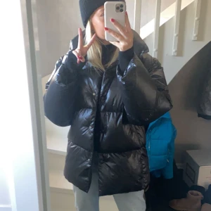 Puffer jacket från arket! - Säljer min skitsnygga svarta jacka från arket i storlek 34! Perfekt nu till vintern då den är tjock o varm.  Köpt för 2229 kr förra vintern och är sparsamt använd och har absolut inga defekter! ❤️