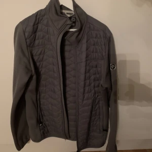 Pelle p cardigan  - Mörk grå Pelle p cardigan, oanvänd. Storlek L Tror nypris låg på runt 2000kr Köp i Pelle p affär. Billigare vid snabb affär 