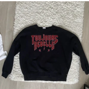 Colourful rebel sweatshirt - Sweatshirt från Colourful Rebel i stl M ❤️‍🔥 köptes för ca 600kr och använd väldigt få gånger  (Repost))