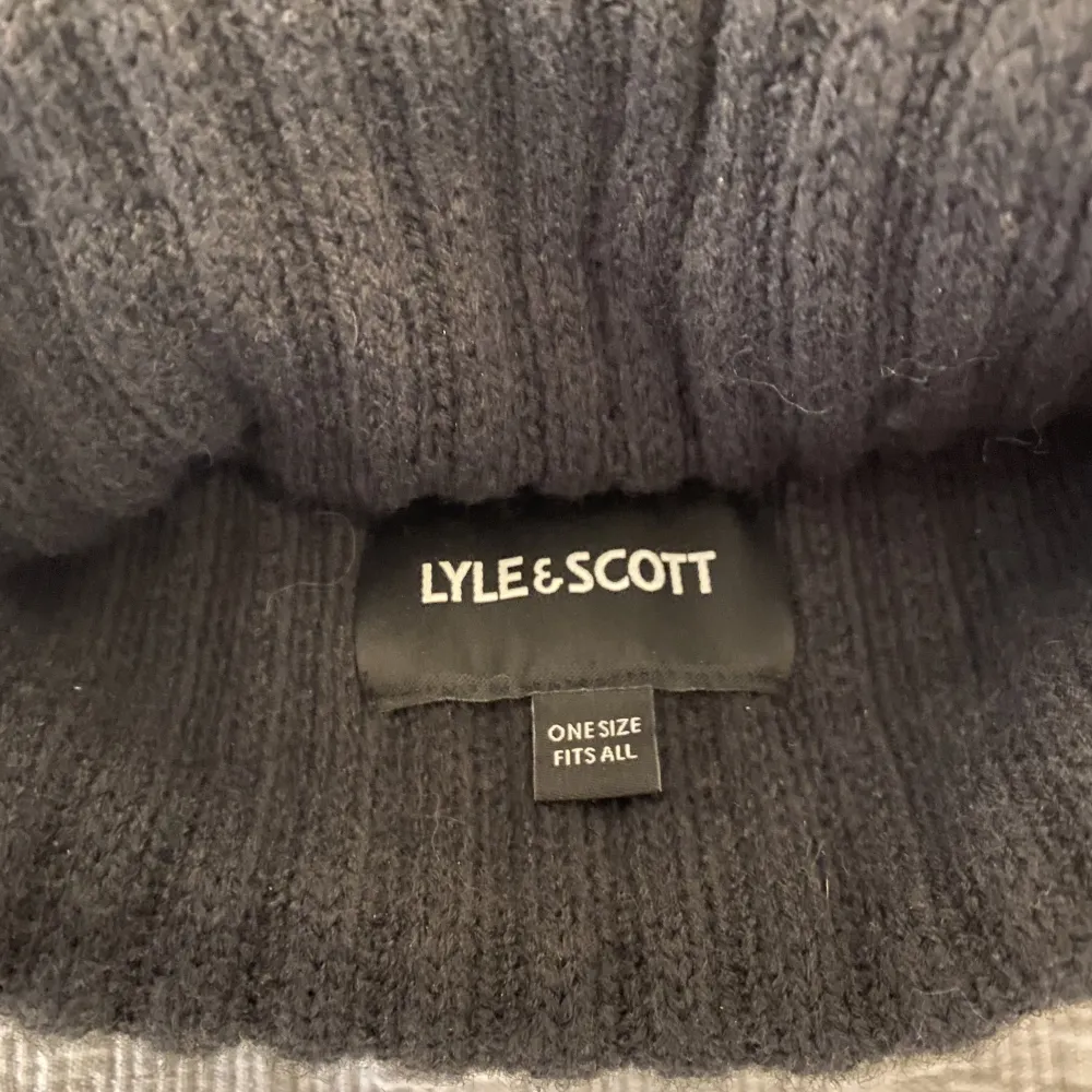 (Tvättas innan!!) jätte fin mössa i det populära märket Lyle & Scott. Knappt använd så säljer då den inte kommer till användning☺️🫶🏻. Accessoarer.