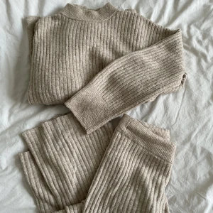 Stickat matchande set från H&M i storlek 38💕 - 💕