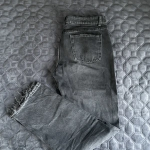 Zara straight leg mid rise jeans - Sönder dessa superfina grå/svarta jeansen ifrån Zara, knappt använda🤍(strl 42 men passar mig som har 38/40)