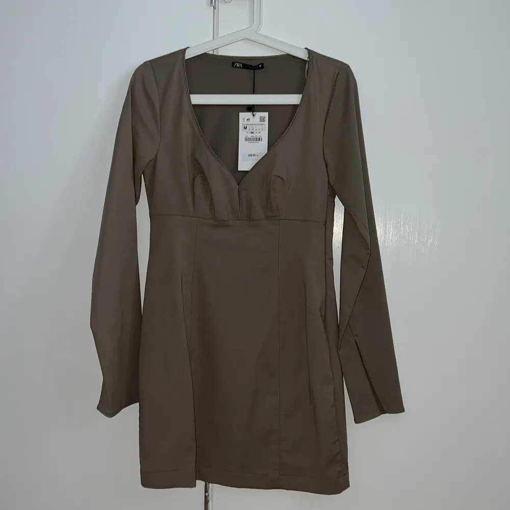 Säljer denna fina klänningen från zara då den inte kommer till någon användning! Aldrig använd 💗 Köpt för 359:-  Sälja för 150:- med frakt ✨. Klänningar.