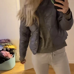 Jacka  - Säljer denna blåa jacka ifrån mango🙏🏼