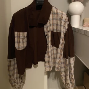 Jacka - Tunnare jacka/ croppad skjorta i strl S/M