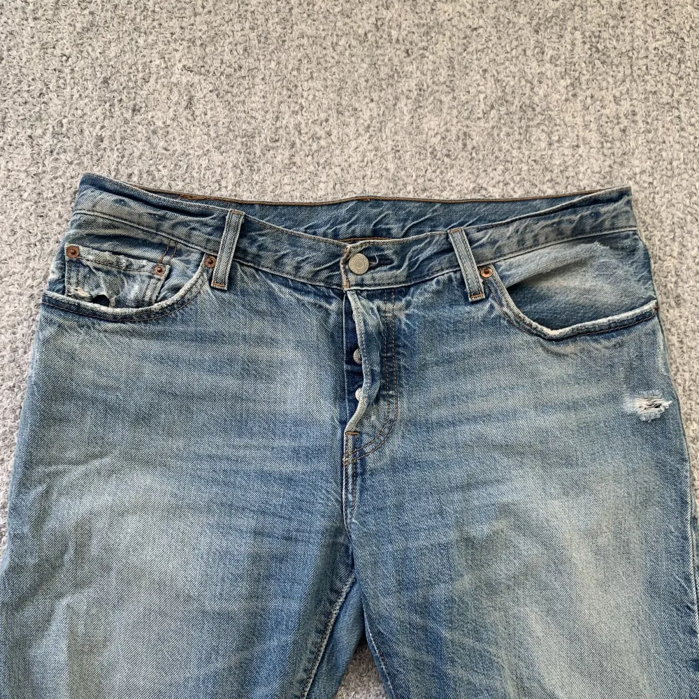 Distressed Levi strauss jeans model 501. Lågmidjade med straight leg cut. . Jeans & Byxor.