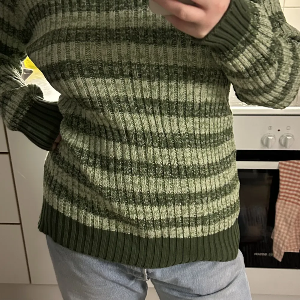 Skitsnygg randig grön tröja från Emelie Malou x Nakd. Köpt här på Plick, aldrig använd och i väldigt bra skick. Är lite längre men går jättebra att vika upp om man vill.. Stickat.