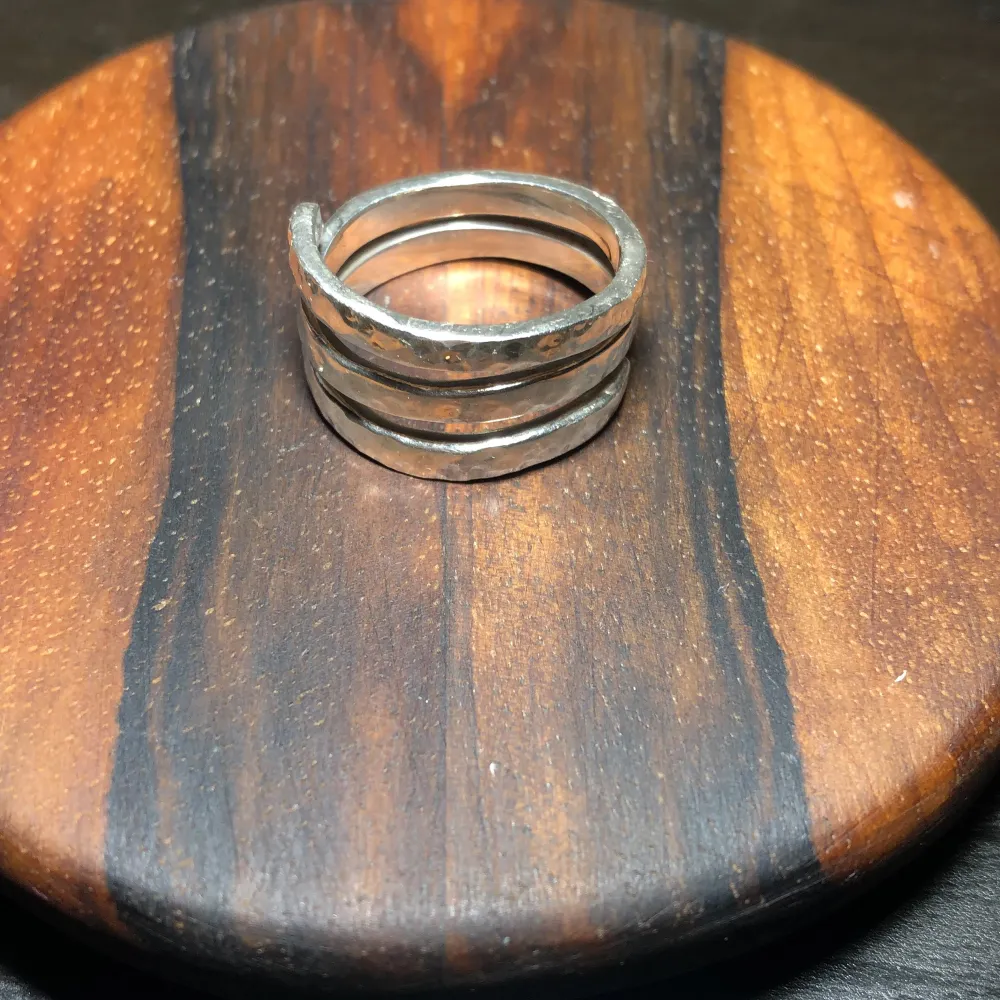 4 st silver ringar   Ring 1. 250kr Ring 2. SOLD Ring 3. 150kr Ring 4. 100kr OBS ring 4 saknar en del men har använt den ändå vid fråga skicka🙌 Vid frågor om storleken så är de bara att skriva . Accessoarer.