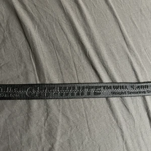 Off-white  - Ett svart off-white bälte, ungefär 2m långt. Har inte tags eller kvitto för byte de men ett par skor med en vän. 